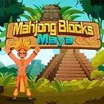 Postać w stroju inspirowanym kulturą Majów stoi przed piramidą, otoczona dżunglą i totemami, z dużym szyldem w tle