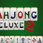 Napis MAHJONG DELUXE 2 na białych kafelkach z kolorowymi literami na zielonym tle, poniżej rząd płytek z chińskimi znakami