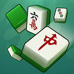 Płytki z gry mahjong z chińskimi znakami i kolorowymi symbolami na zielonym tle