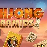 Tekst Mahjong Pyramids na tle pustyni z piramidami i kafelkami z egipskimi motywami