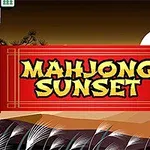 Czerwony zwój z napisem Mahjong Sunset na tle zachodzącego słońca i mahjongowych płytek