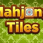 Napis „Mahjong Tiles” na zielonym tle z wzorem, z jedną z liter ozdobioną płytką z symbolem