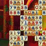 Kafelki z numerami i literami ułożone w układzie na tle wnętrza z ciepłym oświetleniem i czerwonymi krzesłami