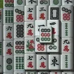 Stosy białych płytek z czerwonymi i zielonymi symbolami oraz wzorami