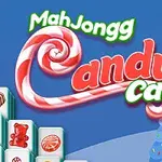 Napisy MahJongg Candy Cane w otoczeniu kolorowych lizaków i klocków na tle zimowego krajobrazu z domkami