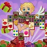 Postać aniołka z blond włosami i skrzydłami w otoczeniu kolorowych talii kart z symbolami serduszek i róż, na tle serduszek i prezentów