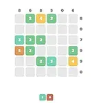 Siatka z kolorowymi numerowanymi kafelkami, w tym zielone 2, pomarańczowe 5 i żółte 4, na tle z szarych pustych pól