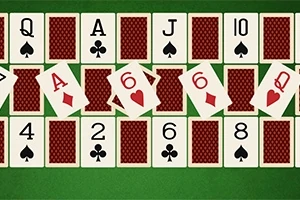 Na zielonym tle rozłożone są karty do gry z widocznymi wartościami i kolorami