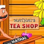 Uśmiechnięty mężczyzna z wąsami w białym turbanie przy ladzie herbaciarni z napisem Mathais Tea Shop na drewnianej tabliczce, obok żółty kwiat
