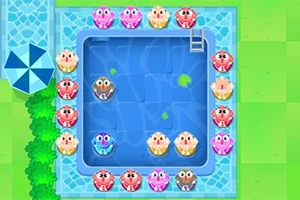 Kolorowe kulki o różnych wyrazach twarzy otaczające basen na trawiastej planszy z parasolem i drabinką