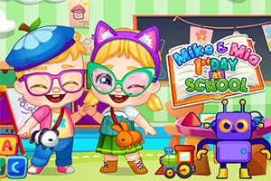 Dwoje uśmiechniętych dzieci w kolorowym pokoju zabaw z zabawkami i tablicą, na której widnieje napis