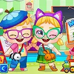 Dwoje uśmiechniętych dzieci w kolorowym pokoju zabaw z zabawkami i tablicą, na której widnieje napis