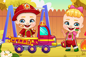 Dwoje dzieci w ogrodzie bawi się kolorową zabawkową strażą pożarną; jedno dziecko ma na sobie strój strażacki, a drugie różowy strój z kokardą