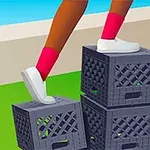 Osoba wspinająca się po stosie plastikowych skrzynek na świeżym powietrzu