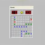 Plansza z siatką kwadratów z cyframi i uśmiechniętą buźką na szarym tle