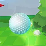 Piłeczka golfowa unosząca się nad polem golfowym z dołkiem i czerwoną flagą w tle, otoczona zielonym krajobrazem