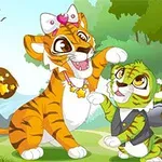 Dwa rysunkowe tygrysy, młody i dorosły, bawią się na tle lasu, a większy ma różową kokardkę na głowie i naszyjnik