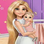 Kobieta o długich blond włosach trzyma na rękach małe dziecko w różowej sukience w kolorowej sypialni z dziecięcym łóżeczkiem