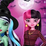 Dwie postacie w Halloweenowych strojach na tle księżyca i nocnego nieba; jedna ma zieloną skórę i kapelusz czarownicy, druga różowo-czarne włosy