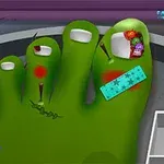 Zielona stopa z opatrunkami, gwoździami i małymi stworzeniami na palcach, umieszczona na szarym tle