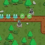 Kolorowe stworki poruszające się ścieżką przez las z wieżyczkami obronnymi po bokach