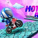 Postać na motocyklu wykonująca skok na popękanej ścieżce na tle różowo-niebieskiego nieba z chmurkami, z napisem MOTO BOSS