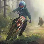 Motocyklista w niebieskim kasku ucieka przed niedźwiedziem w lesie