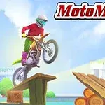 Motocyklista w kasku wykonujący skok na rampie z drewnem, w tle nowoczesny budynek i niebo