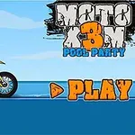 Postać motocyklisty na motorze wodnym z muzycznym kaskiem i napisem PLAY na tle niebieskiej scenerii