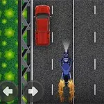 Motocykl jadący na drodze obok czerwonego samochodu z widocznymi ikonami strzałek sterujących i zielonych drzew po bokach