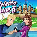 Dwoje ludzi w strojach do nurkowania przytula delfina na tle bajkowego zamku i wesołego miasteczka