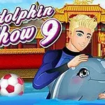 Młody mężczyzna w piance obejmujący delfina w basenie z chińskimi budynkami w tle, obok kobiety oraz unosząca się na wodzie piłka plażowa