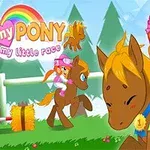 Dziewczynka w różowym stroju trzymająca puchar, siedzi na brązowym kucyku z medalem, w tle tęcza i tor przeszkód