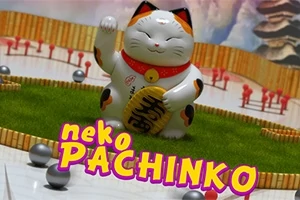 Maneki-neko w otoczeniu kolorowego krajobrazu z metalowymi kulkami i napisem neko PACHINKO