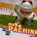 Maneki-neko w otoczeniu kolorowego krajobrazu z metalowymi kulkami i napisem neko PACHINKO