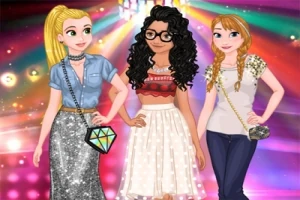 Trzy stylowo ubrane kobiety stoją na tle kolorowych świateł, każda z torebką na ramieniu