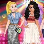 Trzy stylowo ubrane kobiety stoją na tle kolorowych świateł, każda z torebką na ramieniu