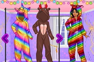 Trzy postacie w kolorowych piżamach: tęczowy jednorożec, brązowy renifer i tęczowy smok, stoją na tle różowego pokoju z girlandą świetlną