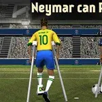 Dwóch piłkarzy na kulach stojących na boisku, jeden w żółtej koszulce z numerem 10, drugi w granatowej koszulce z numerem 10, z napisem Neymar can Play nad nimi