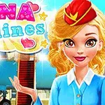 Postać w stroju stewardesy z długimi blond włosami i czerwoną czapką na tle samolotu