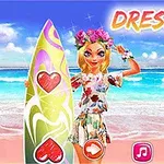 Kobieta w kwiecistej sukience i wianku kwiatów na głowie stoi na plaży obok kolorowej deski surfingowej, z napisem DRESS UP!