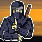 Czarny ninja z kataną na plecach, wykonujący gest ciszy na tle zachodu słońca