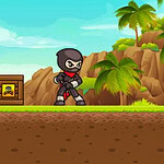 Zilustrowany postać ninja stoi na trawie, na tle drewnianych skrzyń z symbolami ostrzegawczymi oraz zielonych palm i gór