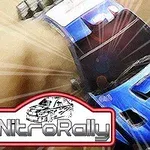 Niebieski samochód rajdowy na zakurzonej drodze z logo NitroRally w dolnym lewym rogu