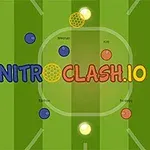 Zielone boisko z okrągłymi, różnokolorowymi piłkami i tekstem NITRO CLASH