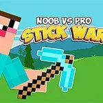 Postać w pikselowej grafice trzymająca błękitny kilof, z napisem Noob vs Pro Stick War na tle zielonego krajobrazu