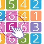 Kolorowe kafelki z liczbami, ręka wskazuje na liczbę 6