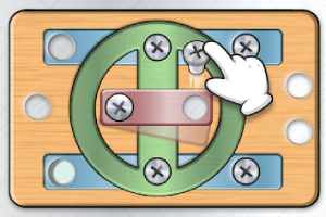 Drewniana tablica z ruchomymi elementami i rysunkiem ręki wskazującej na metalowy kołek w centralnym okręgu