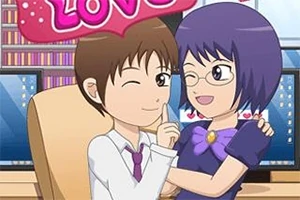 Para postaci anime w objęciach, jedna z nich uśmiecha się i trzyma palec na ustach, a w tle znajduje się różowy napis LOVE