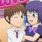 Para postaci anime w objęciach, jedna z nich uśmiecha się i trzyma palec na ustach, a w tle znajduje się różowy napis LOVE